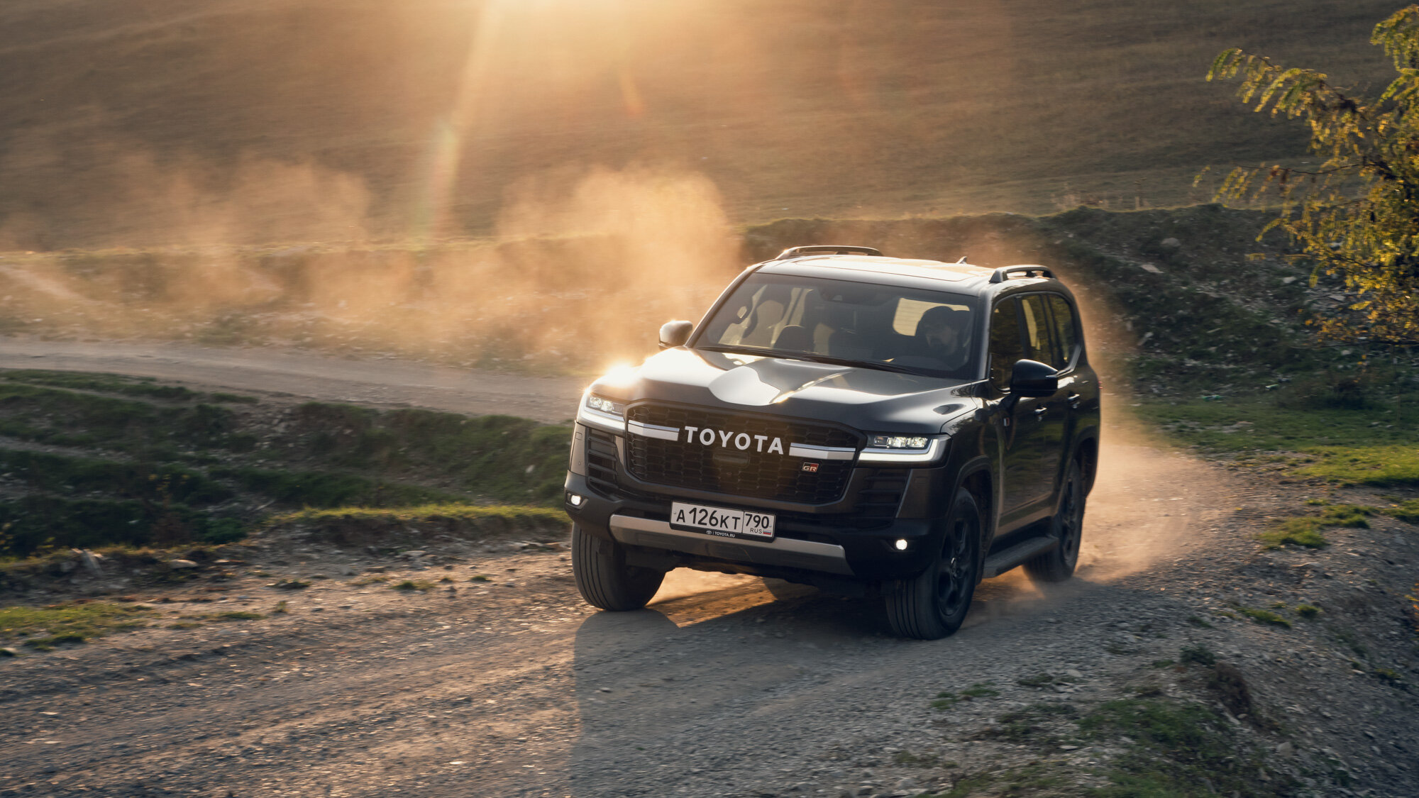 Чёрным по белому. Первый тест дизельного Toyota Land Cruiser 300 и версии GR Sport
