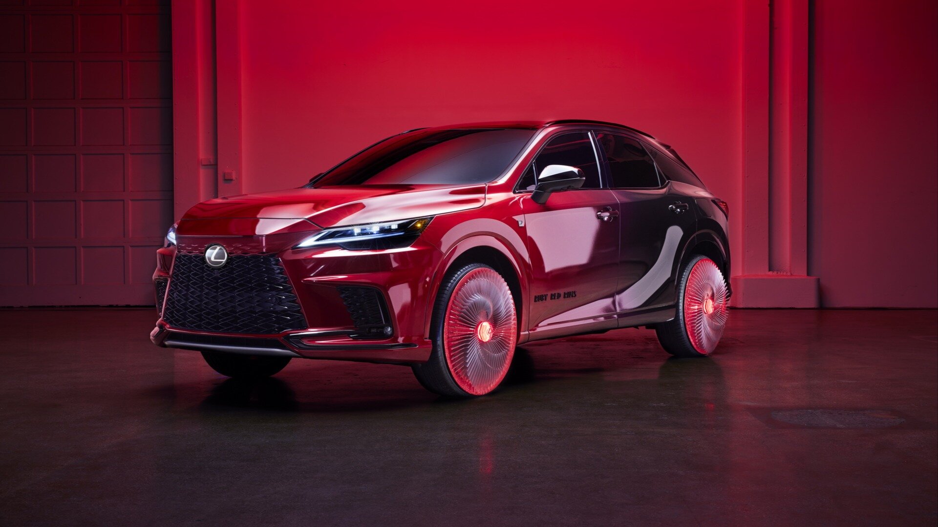 Lexus и модельер Харрис Рид стилизовали RX под туфли из «Страны Оз»