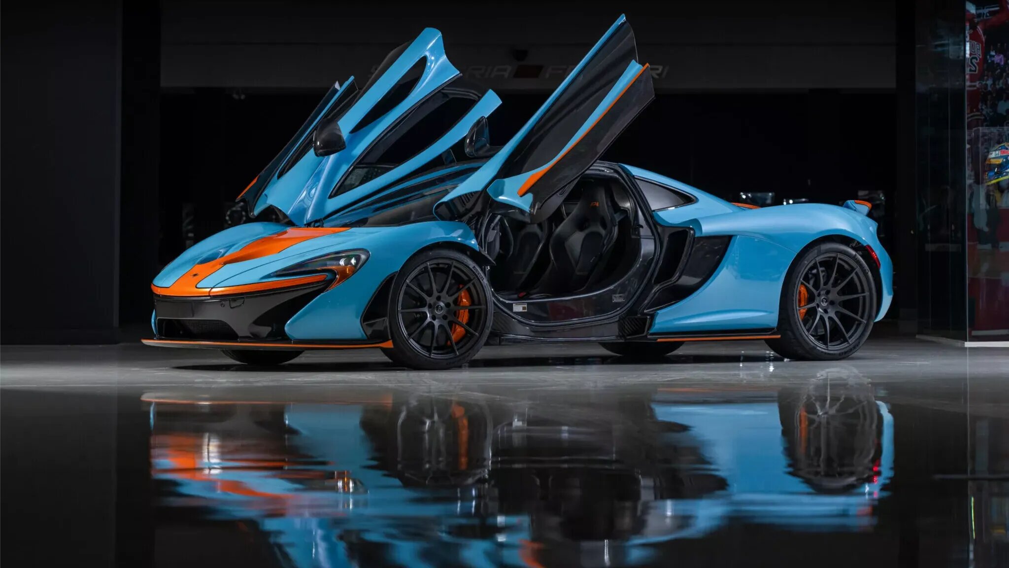Сразу два суперкара McLaren со схожим оформлением и мизерным пробегом уйдут с молотка