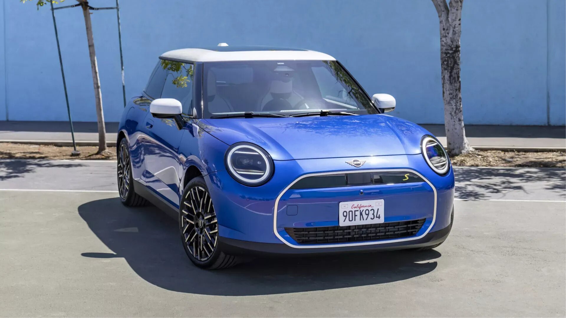 Новый хэтч от MINI показали на первых официальных фотографиях  