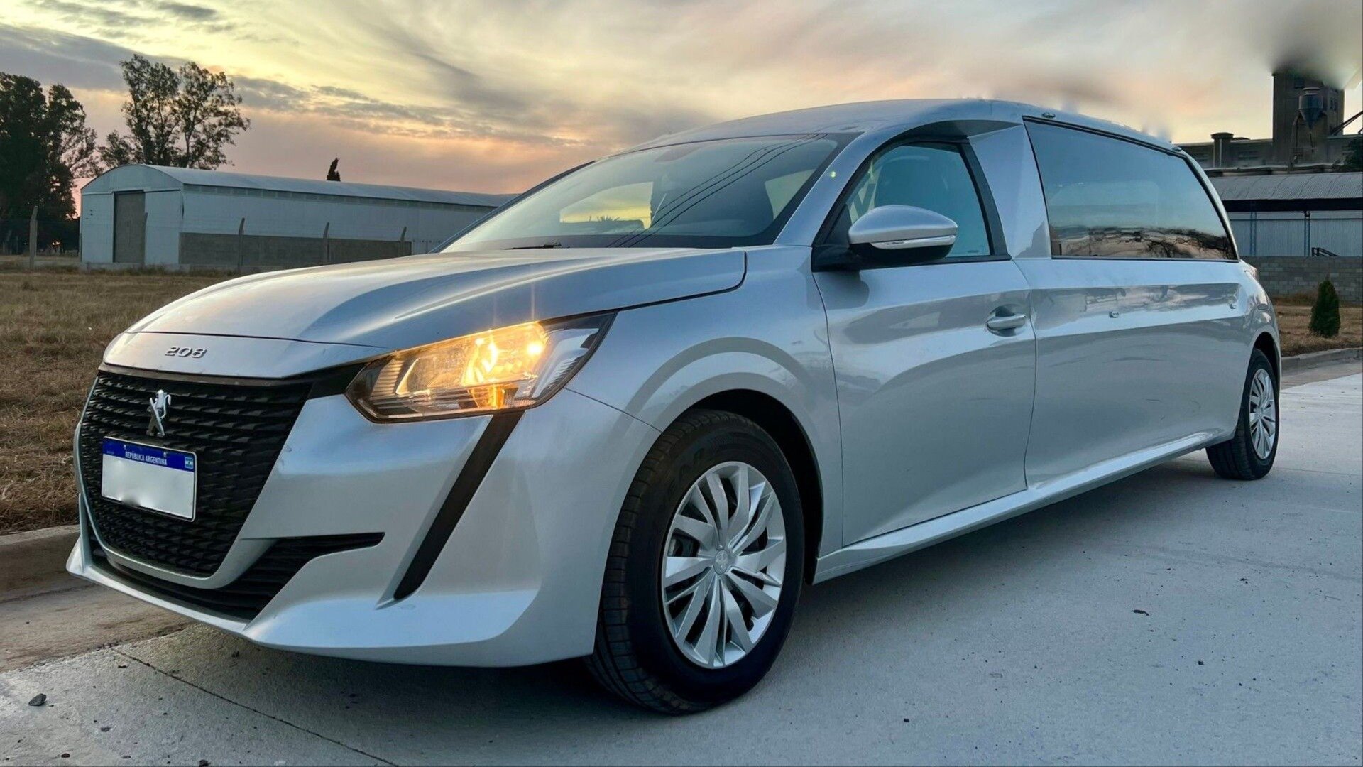 Маленький хэтч Peugeot 208 превратили в роскошный катафалк