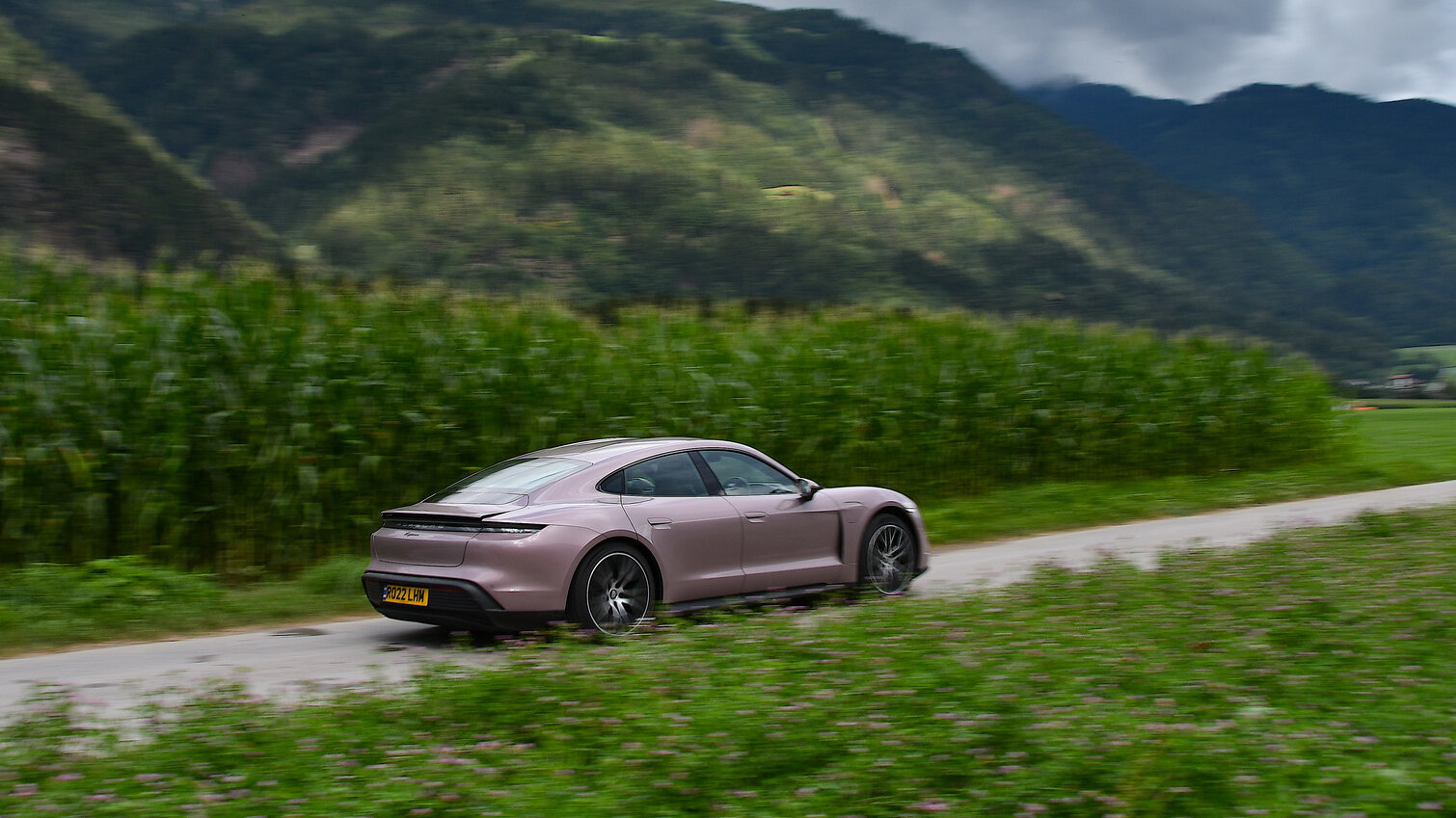 Porsche Taycan за сутки побывал в 14 странах: это рекорд