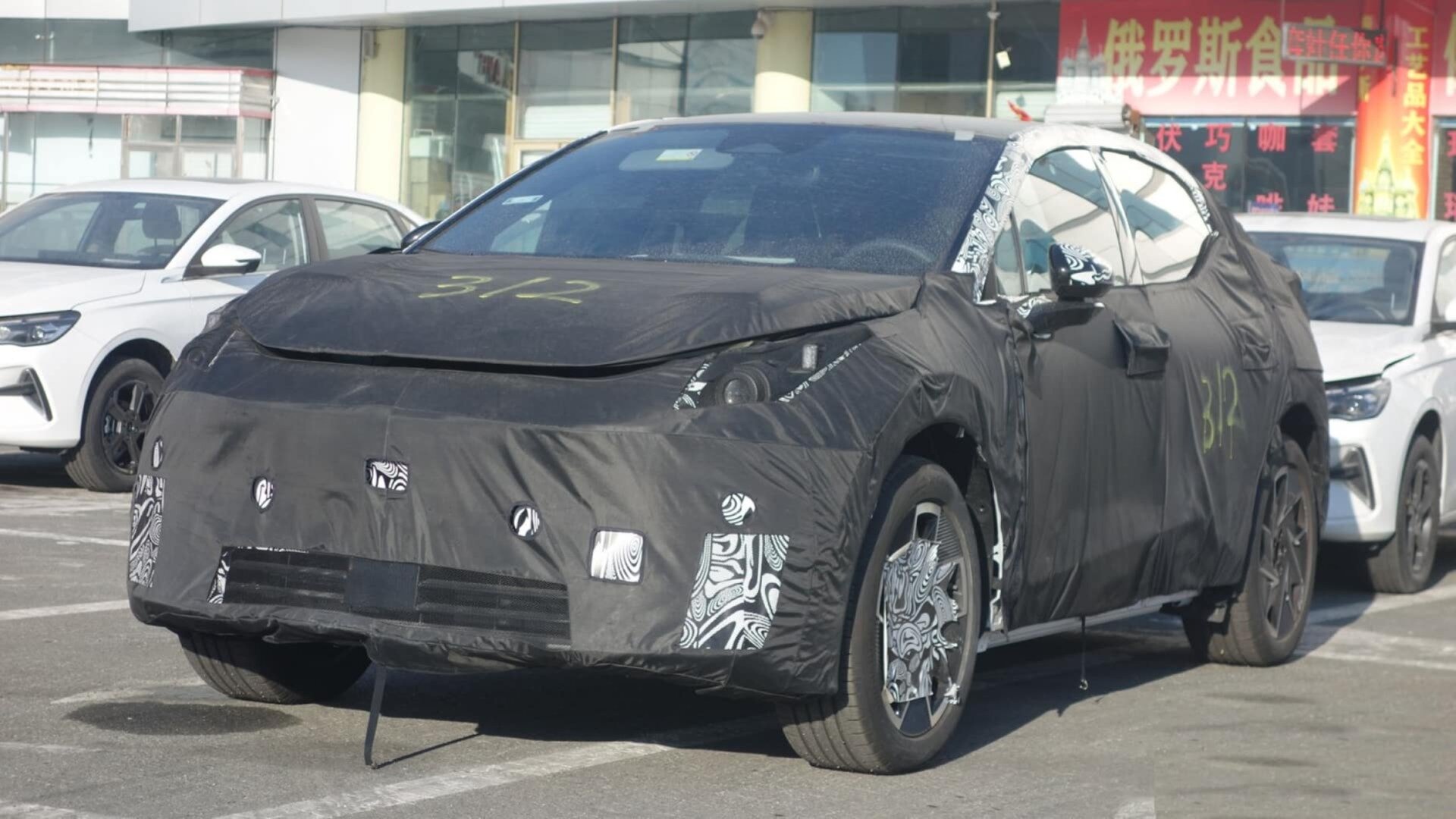 Первый электромобиль Lynk & Co для Европы заметили на тестах