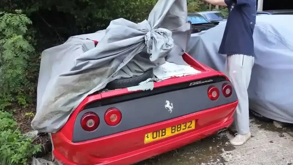 Заброшенную автоколлекцию с фейковым Ferrari нашли в Великобритании