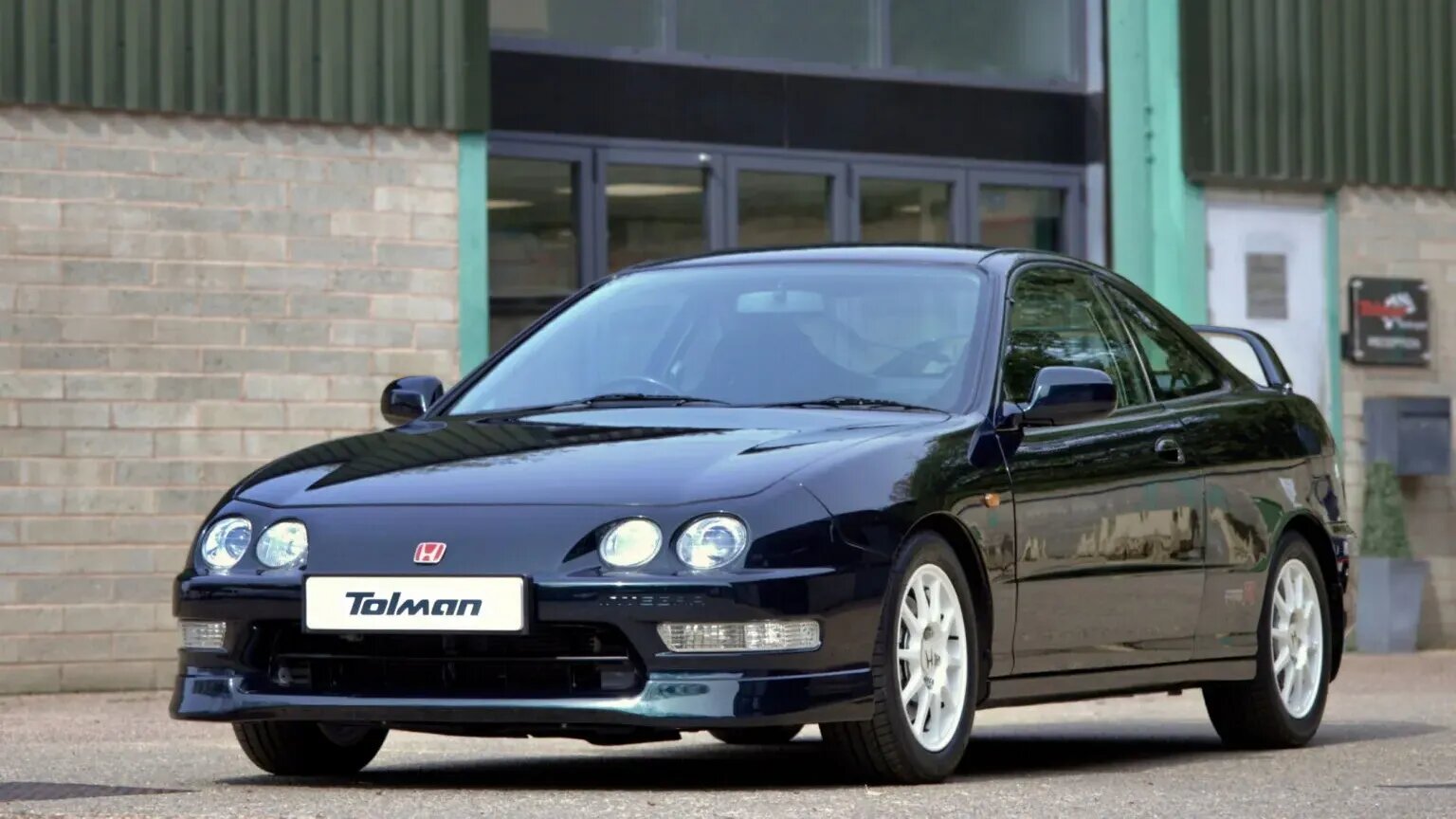 Британцы бережно восстановили старую Honda Integra, вернув ей почти заводское состояние