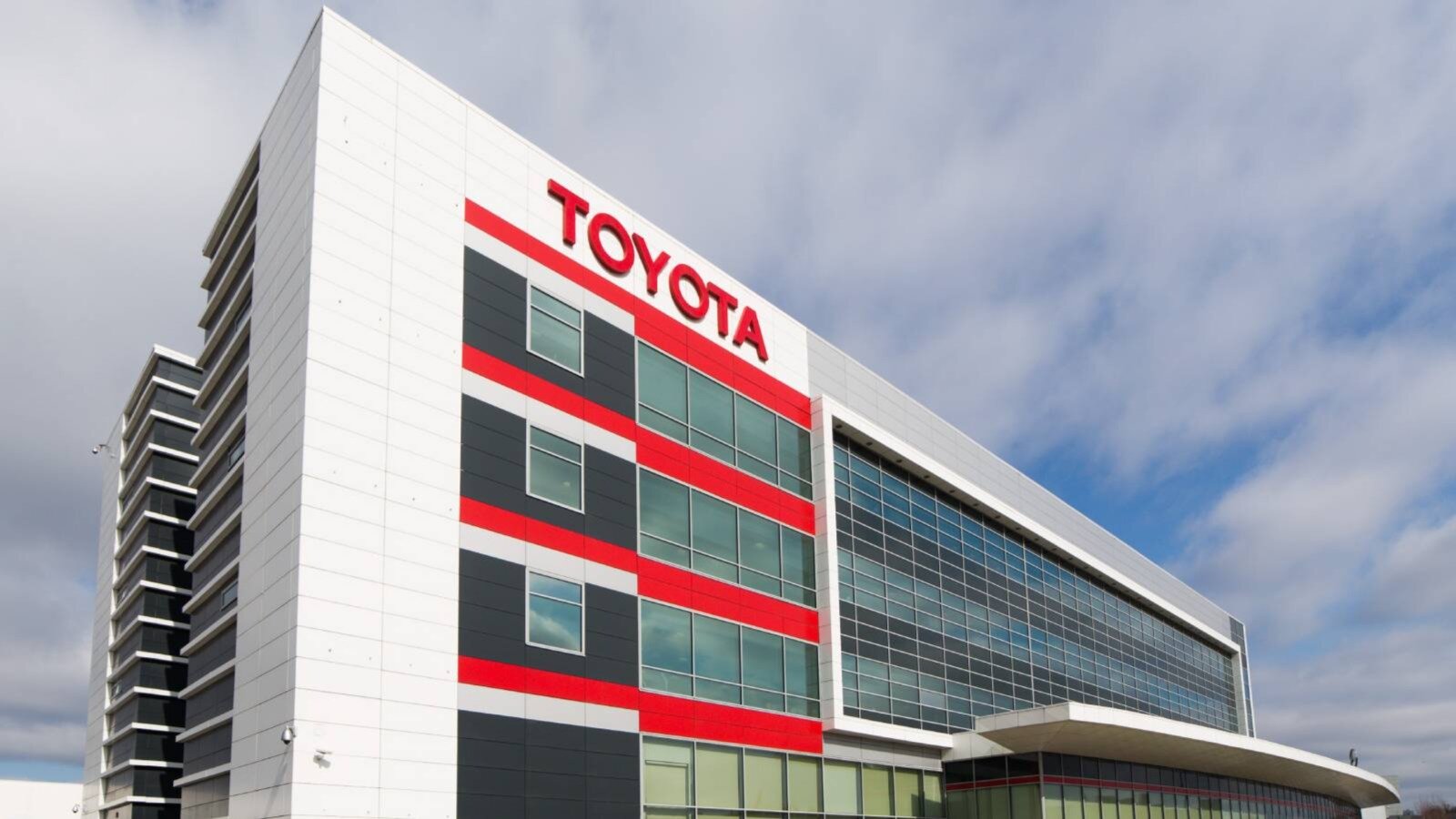 Toyota остановила российский завод и поставки автомобилей