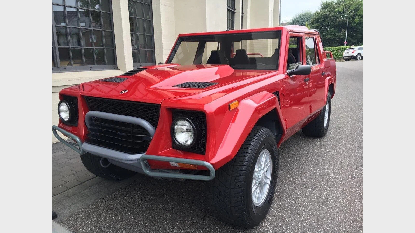Один из 300 существующих внедорожников Lamborghini LM002 выставили на продажу в Екатеринбурге
