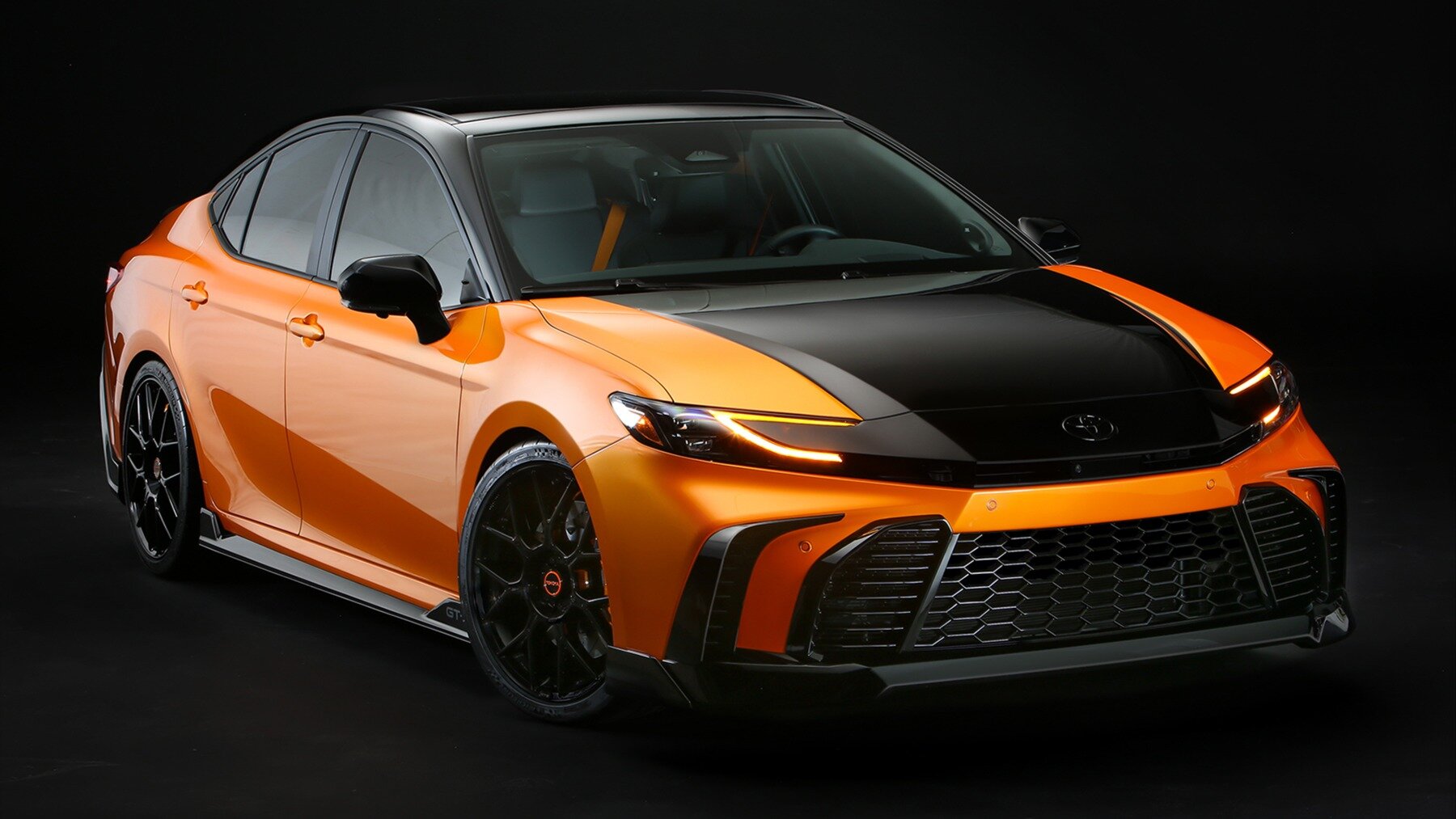 Toyota «подогрела» седан Camry для выставки SEMA