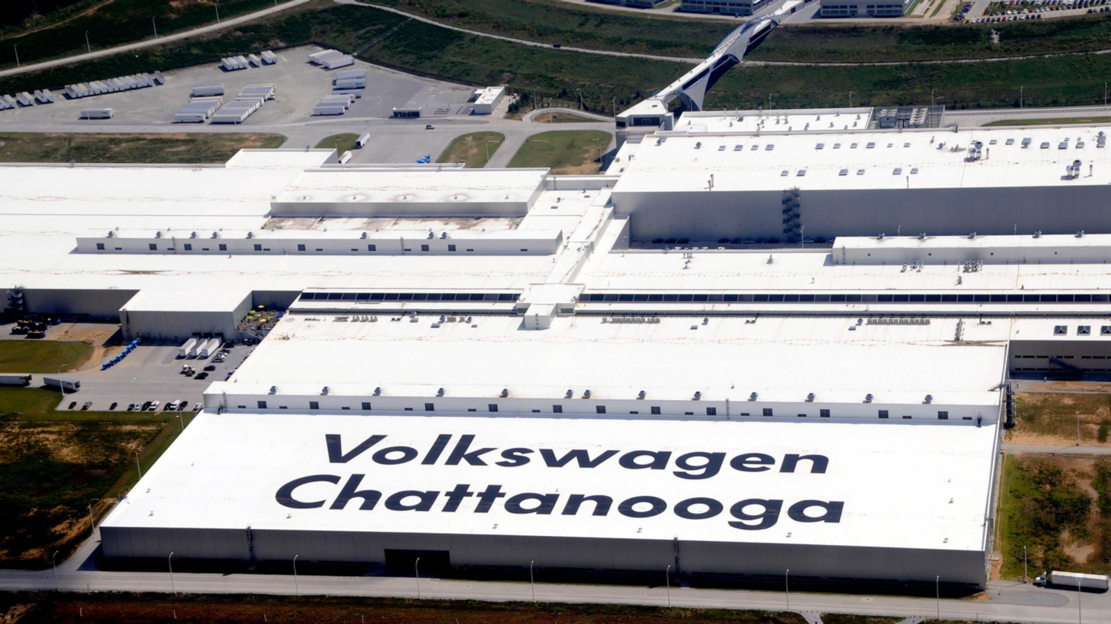 Первая реакция на пошлины Трампа: Volkswagen останавливает поставки в США, Stellantis сокращает штат