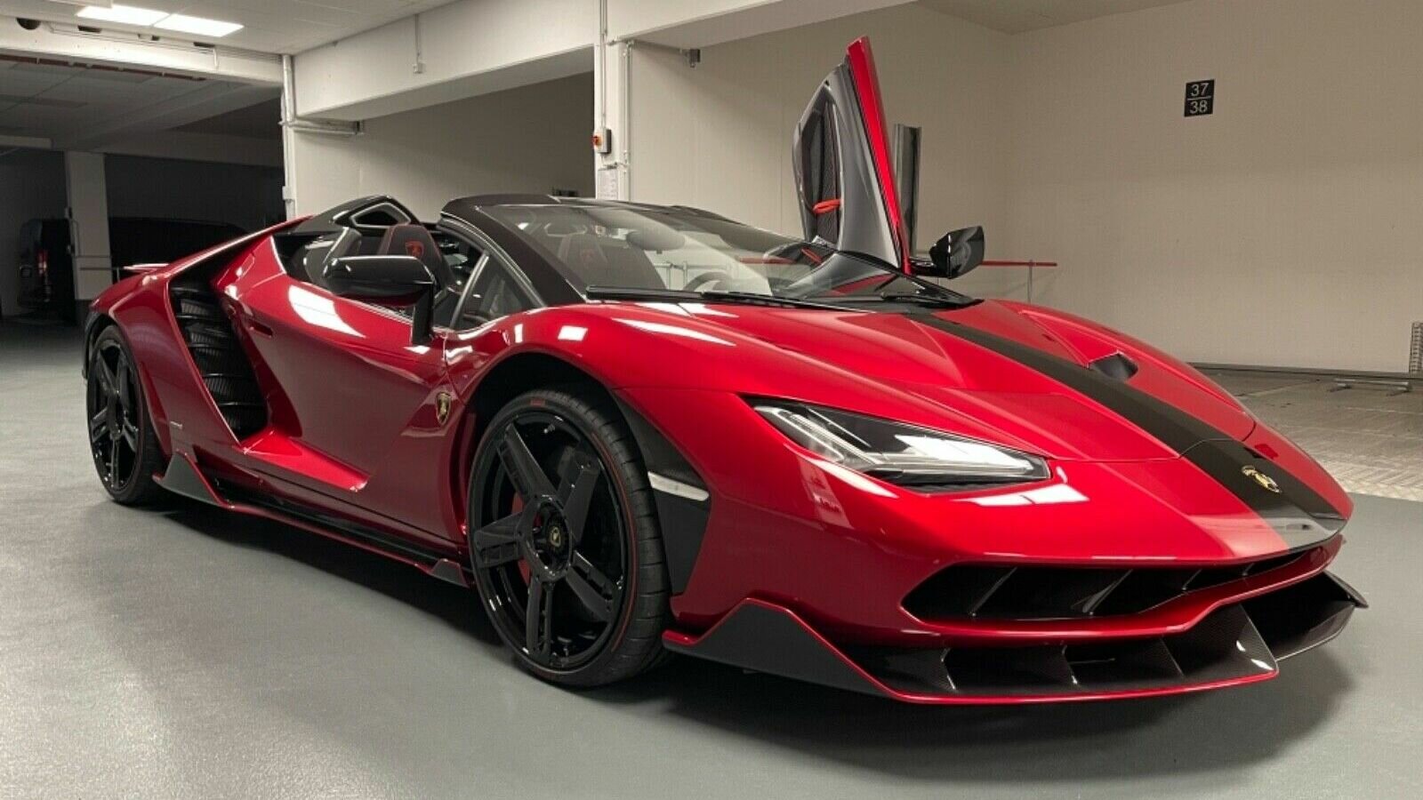 Очень редкий Lamborghini Centenario с пробегом продают вдвое дороже, чем он стоил новым