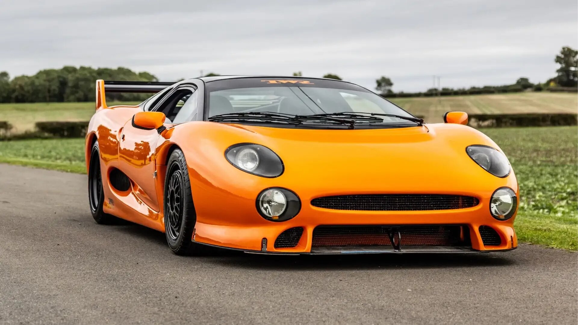 Один из пяти существующих суперкаров Jaguar XJ220 S выставили на торги