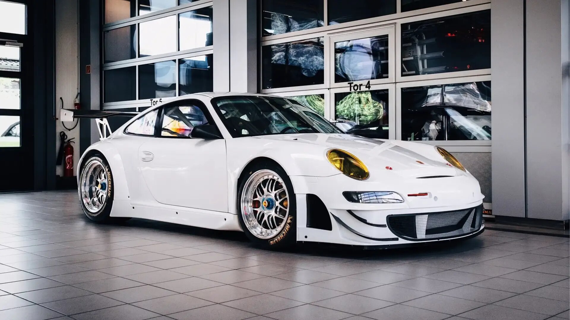 На продажу выставлен гоночный Porsche 911, который ни разу не выезжал на трассу