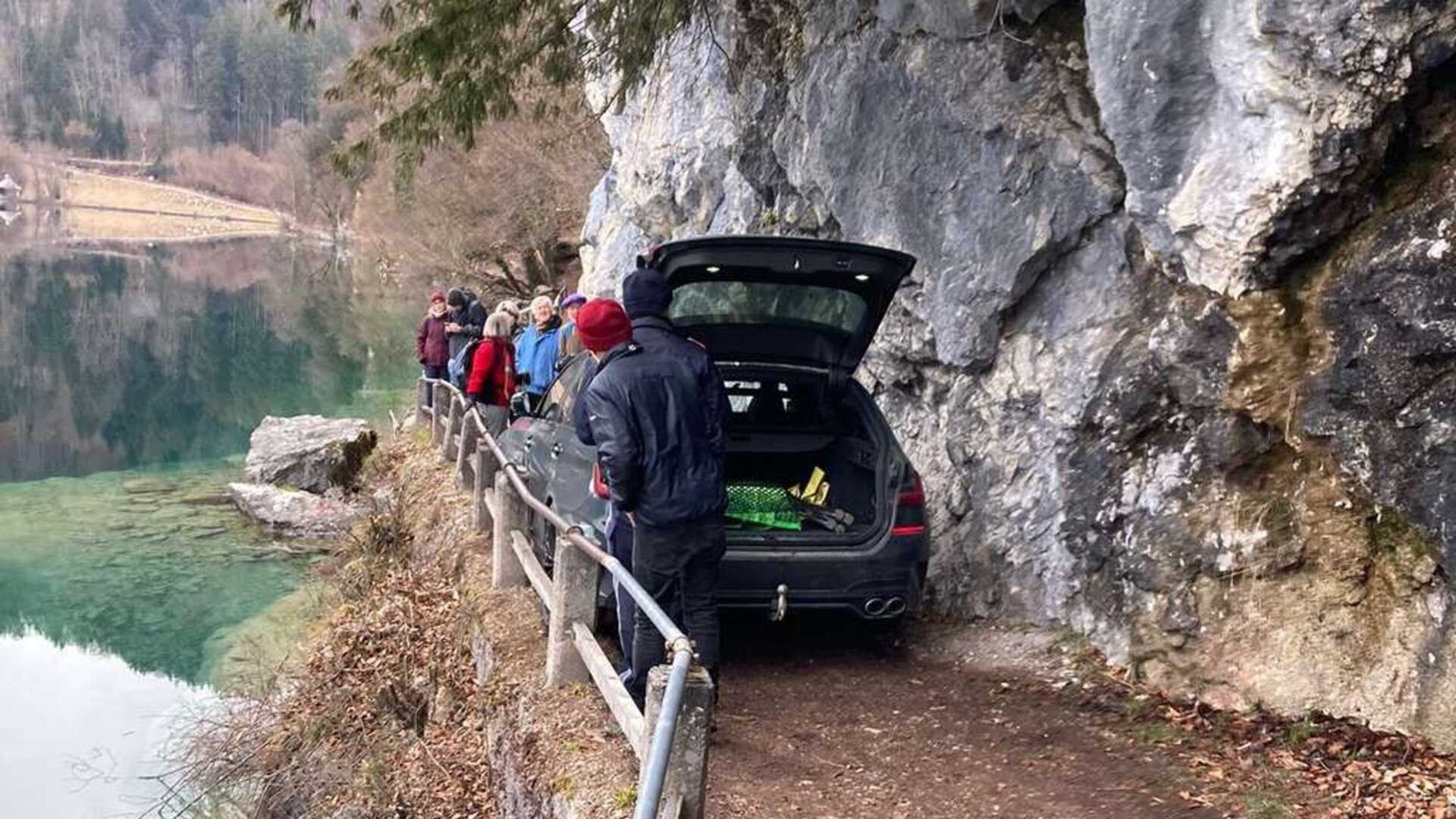 Водитель Alpina B3 поверил навигатору и застрял на пешеходной тропе