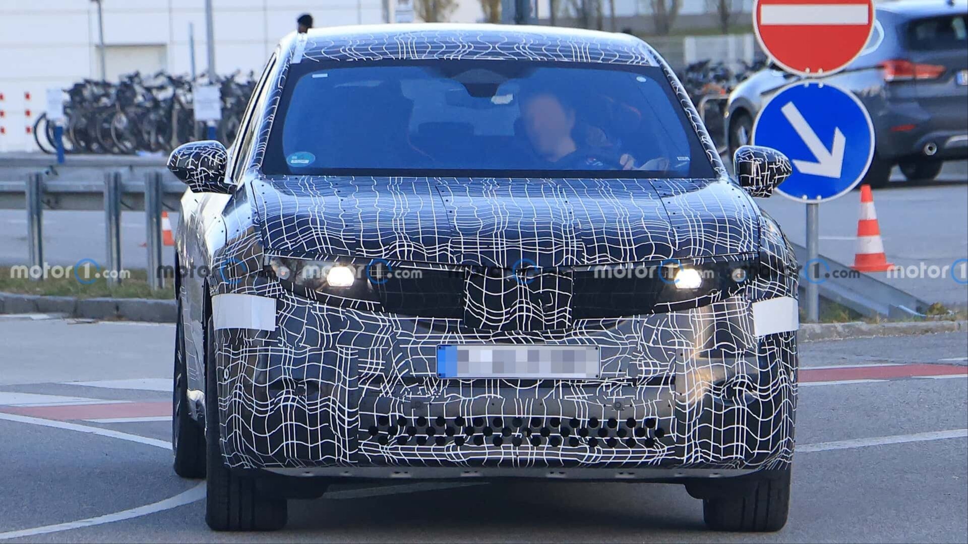 Первый электрокроссовер BMW на платформе Neue Klasse вышел на испытания