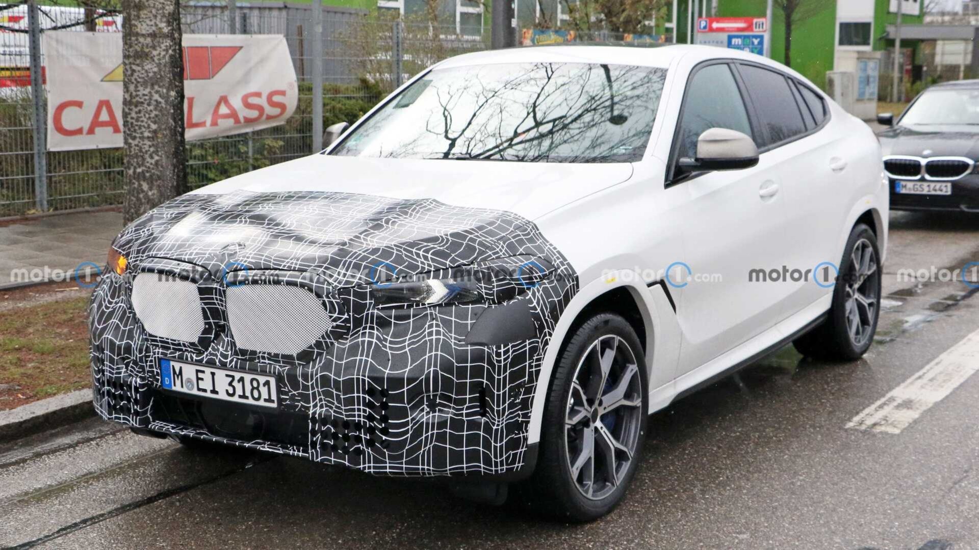 Обновлённый BMW X6 с узкими фарами попался фотошпионам