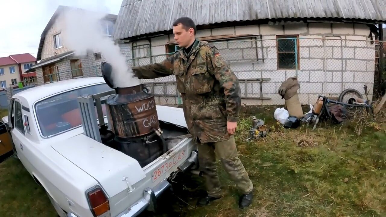 Белорус переделал «Волгу» для езды на дровах: расход — полтора мешка на 100 километров