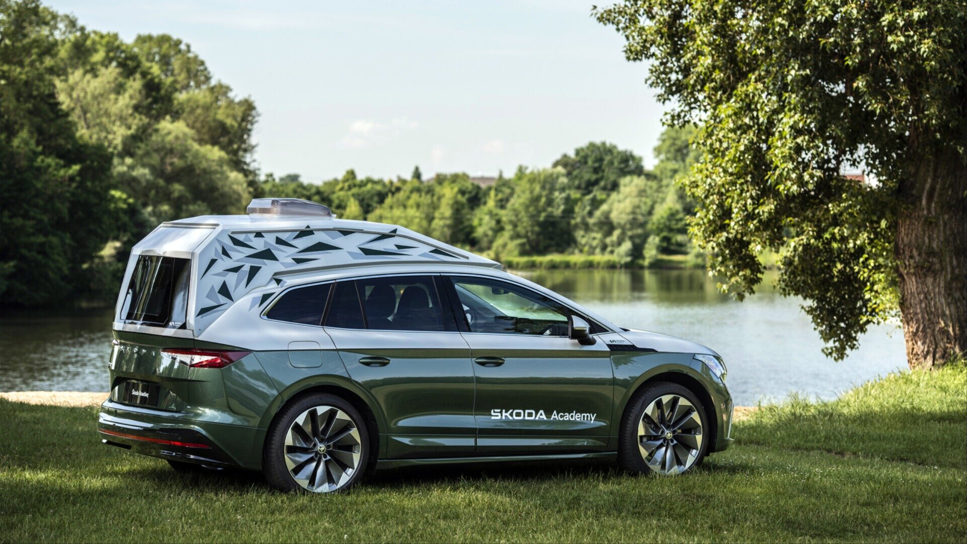 Студенты Skoda превратили электрокар Enyaq в мобильный офис со спальней