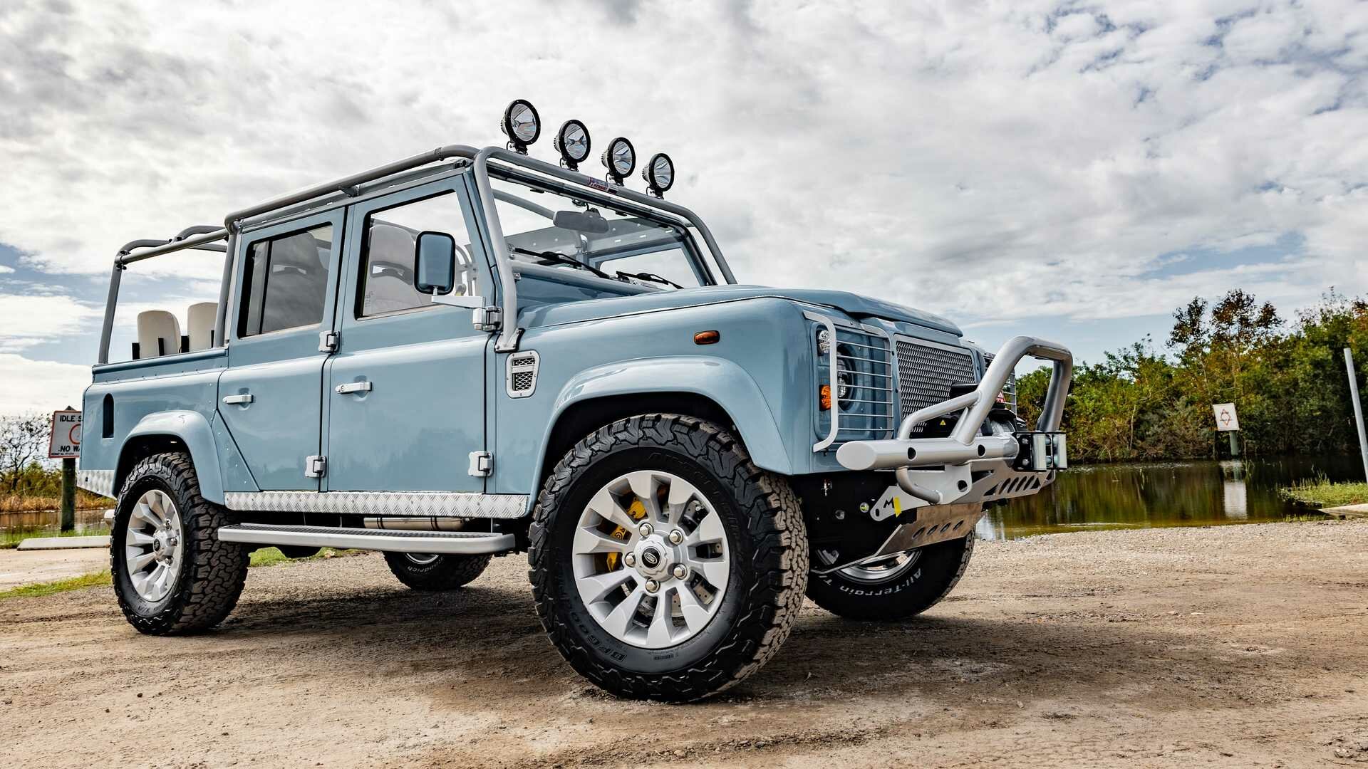 Кабриолет Defender получил мотор GM и цвета от Porsche и Ferrari