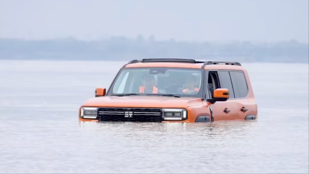 «Водоплавающий» внедорожник Jetour Zongheng G700 первым в истории пересёк реку Янцзы в Китае