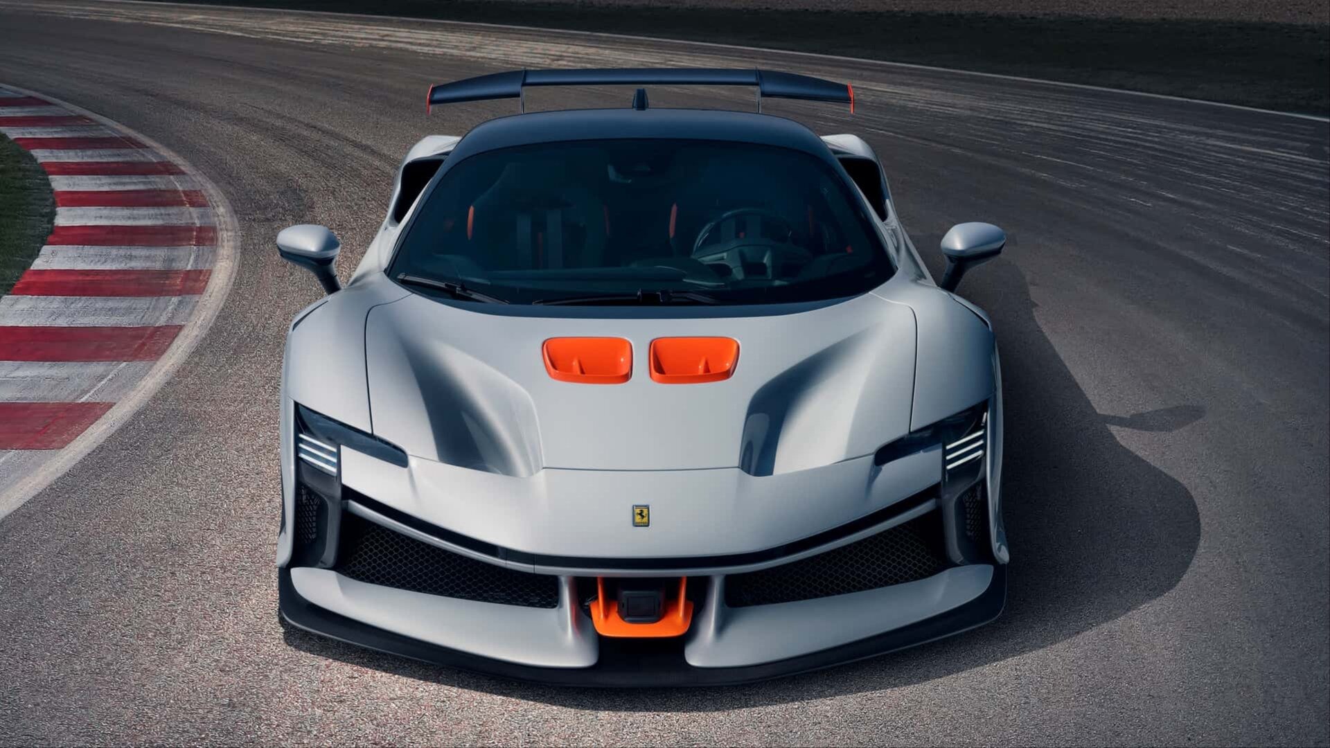 Ferrari представила хардкорный суперкар SF90 XX Stradale: 30 дополнительных сил и большое антикрыло