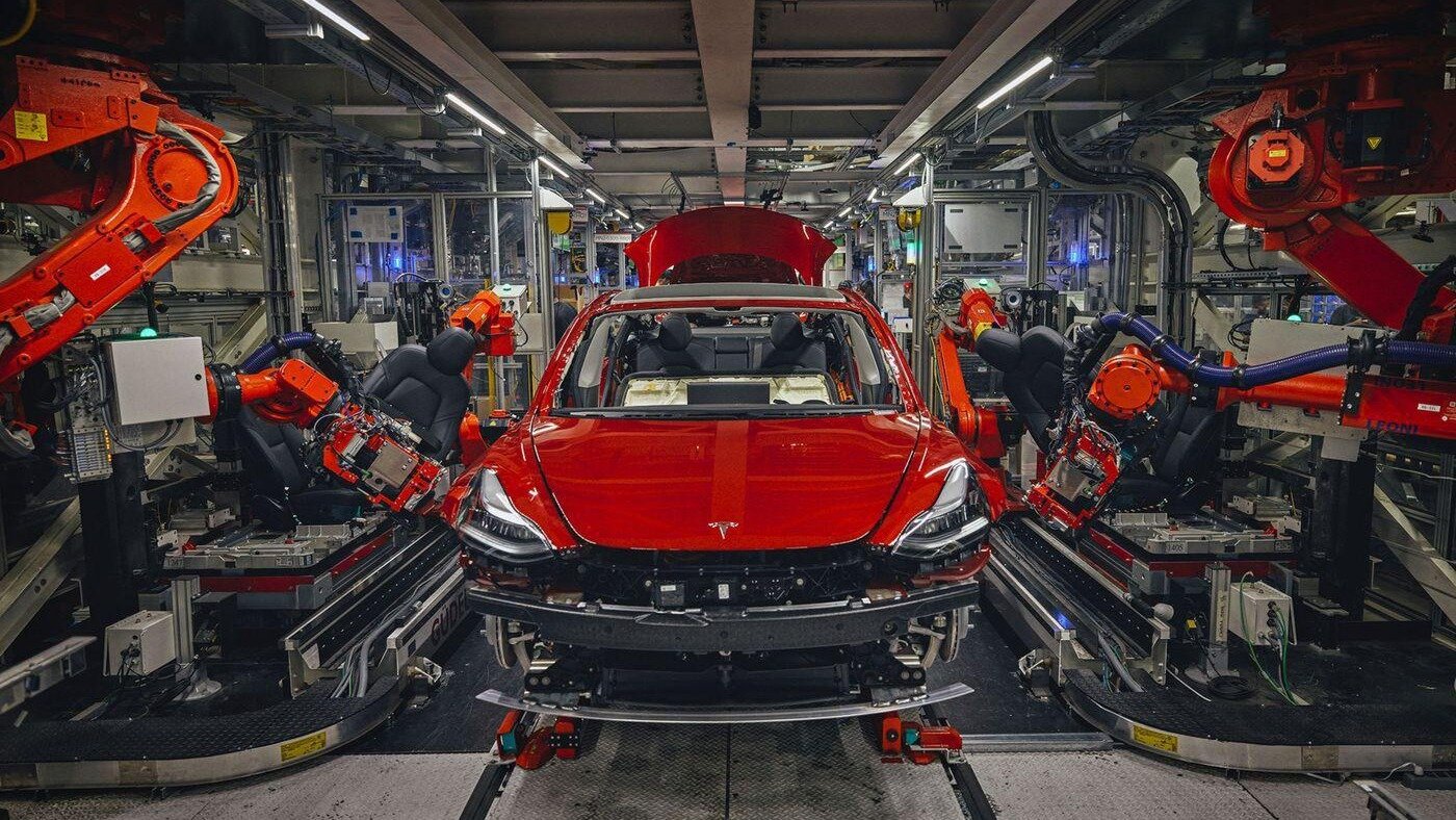 Завод Tesla в Шанхае приостановили из-за коронавируса