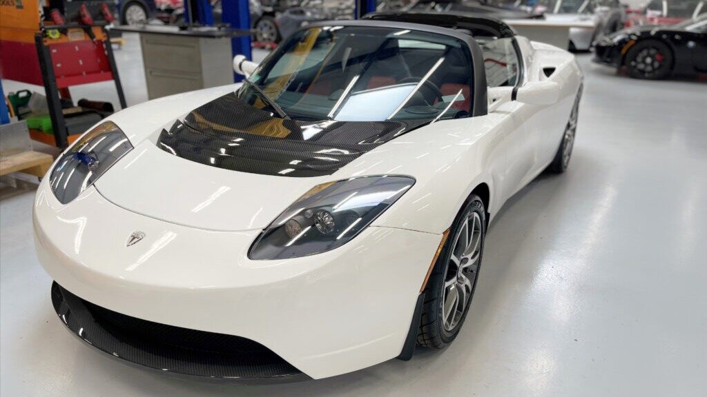 В США продают новый 13-летний Tesla Roadster