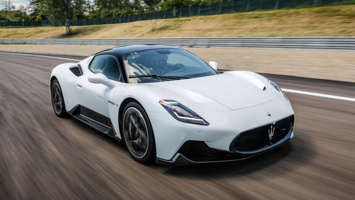 Джереми Кларксон попал в ловушку в Maserati MC20: он не мог открыть дверь изнутри