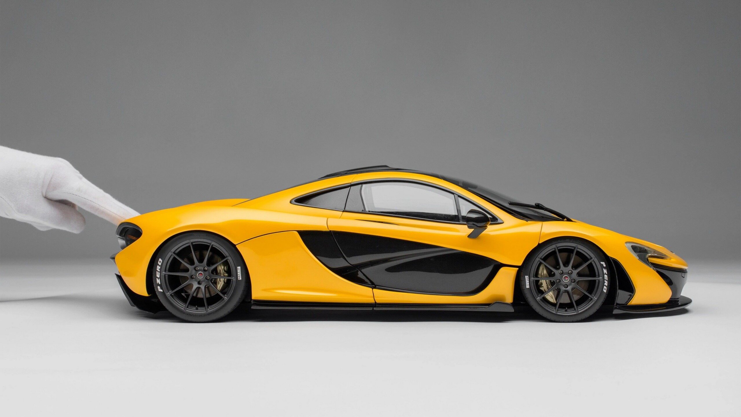 Игрушечный McLaren P1 оценили в миллион рублей