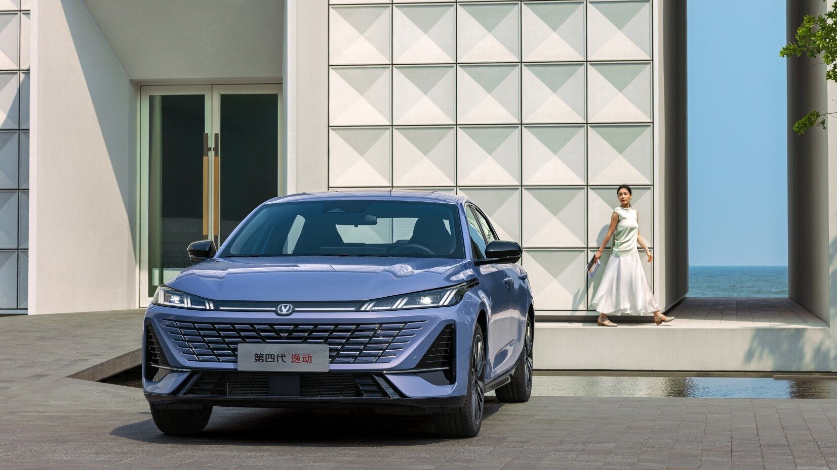 Седан и кроссовер Changan, продающиеся в России, стали экономичными гибридами