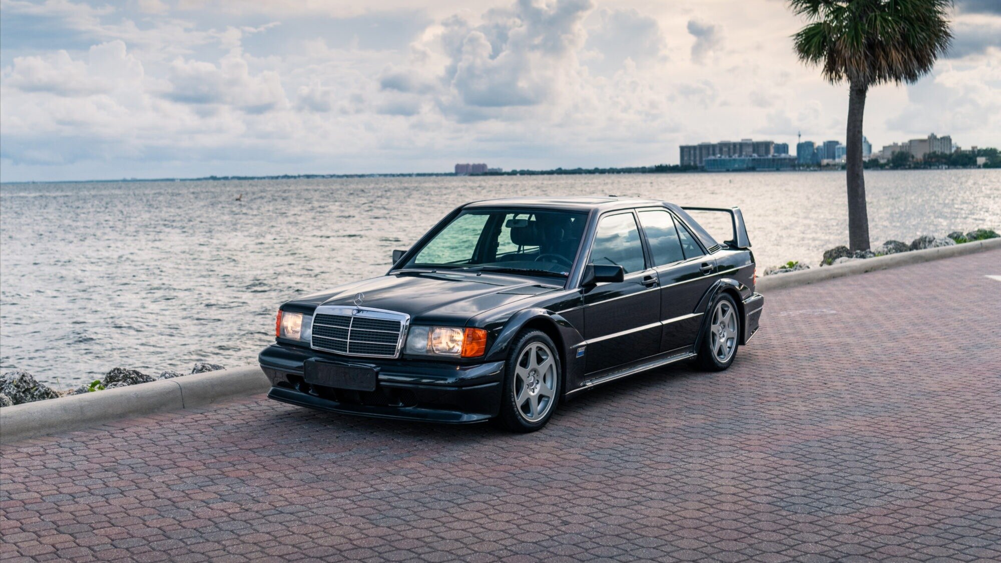 На продажу выставлен культовый спортседан Mercedes-Benz 190E Evo II: он новый