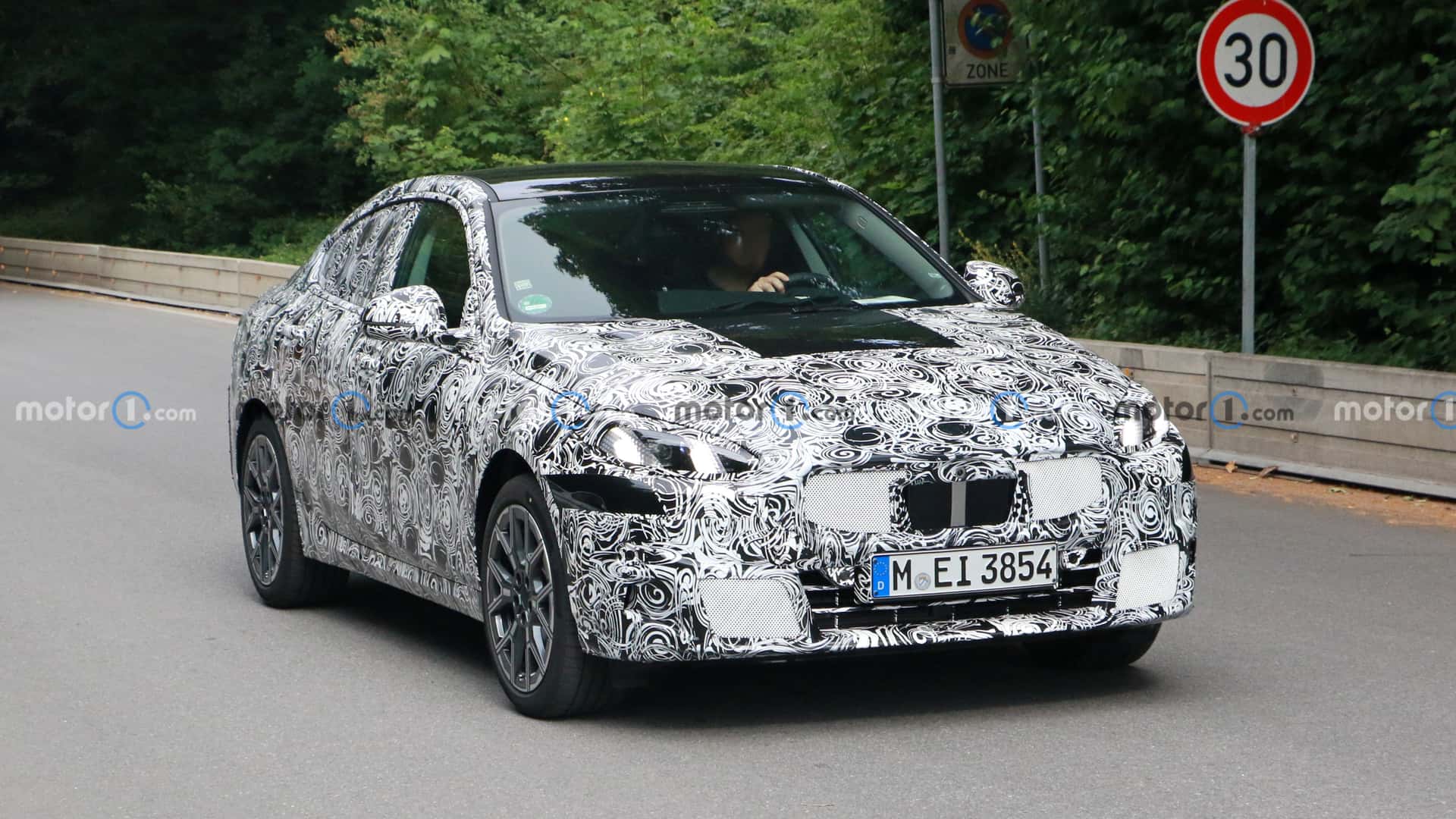 Новый переднеприводный седан BMW впервые сфотографировали на тестах