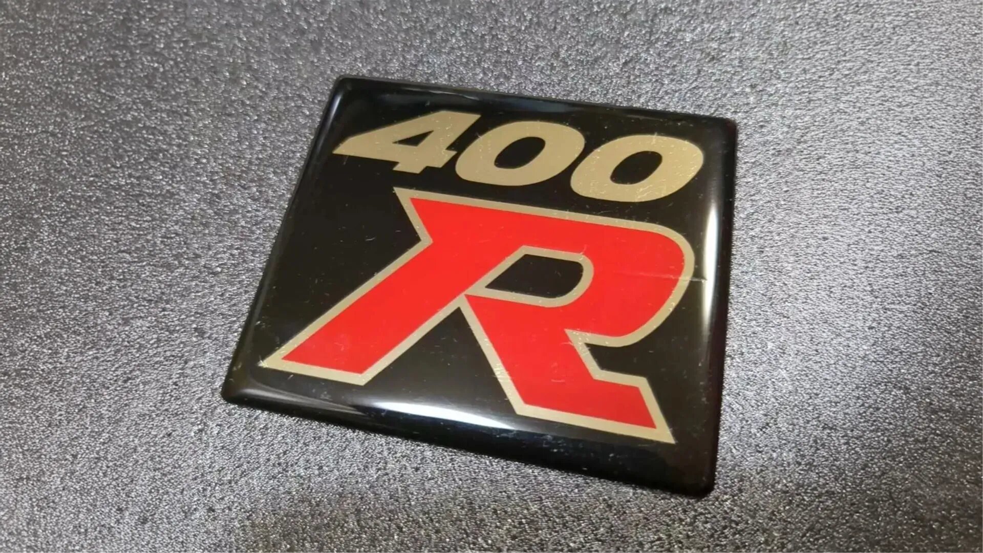 Наклейку с багажника старого GT-R продают за 40 тысяч долларов
