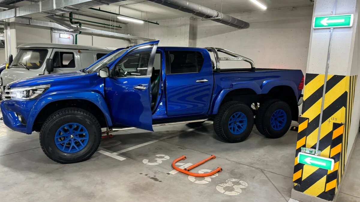 Шестиколёсную Toyota Hilux от Arctic Trucks выставили на продажу на Авто.ру