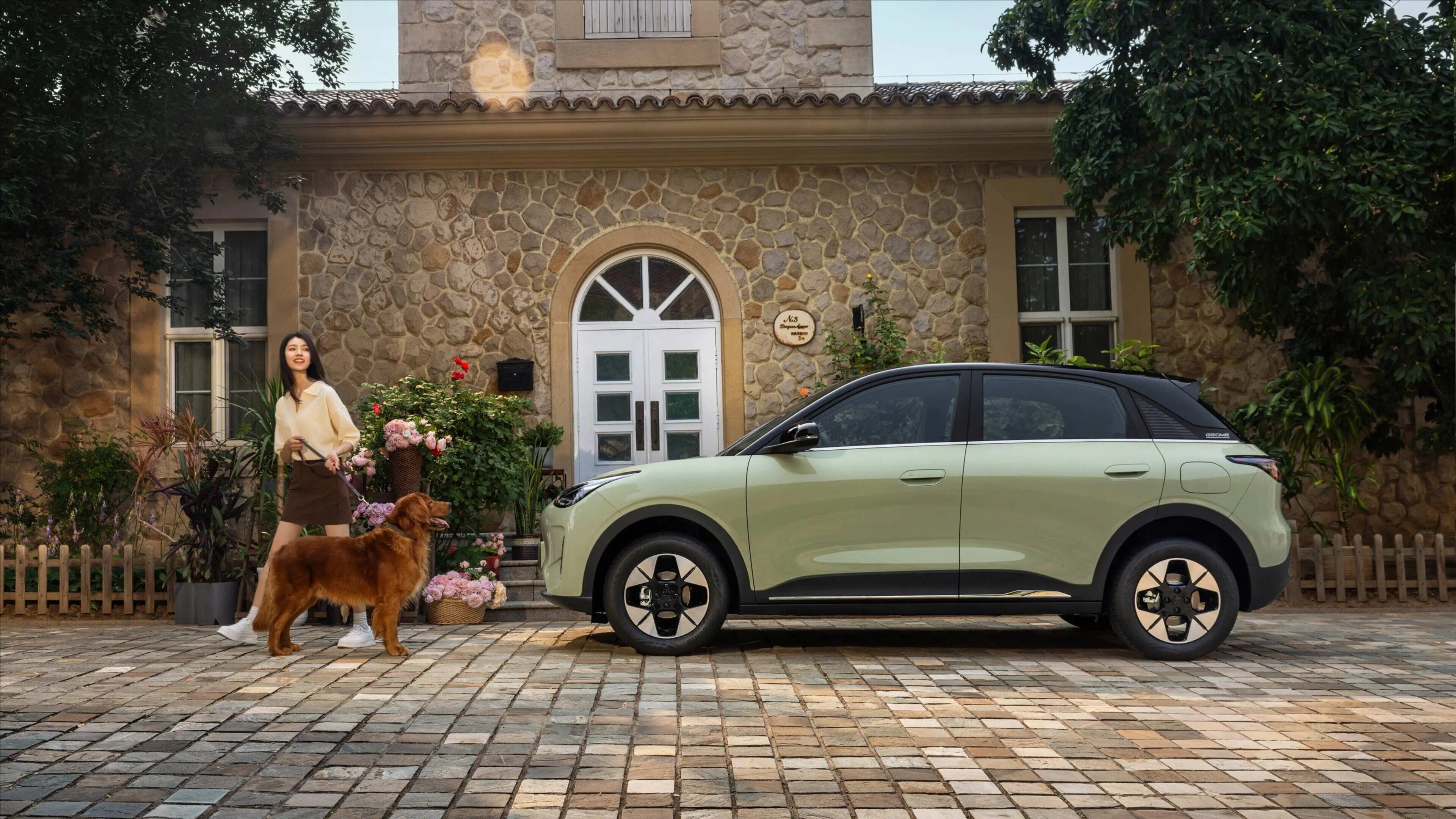 Дешевле Лады Искры: в Белоруссии начались продажи электрокара Geely EX2