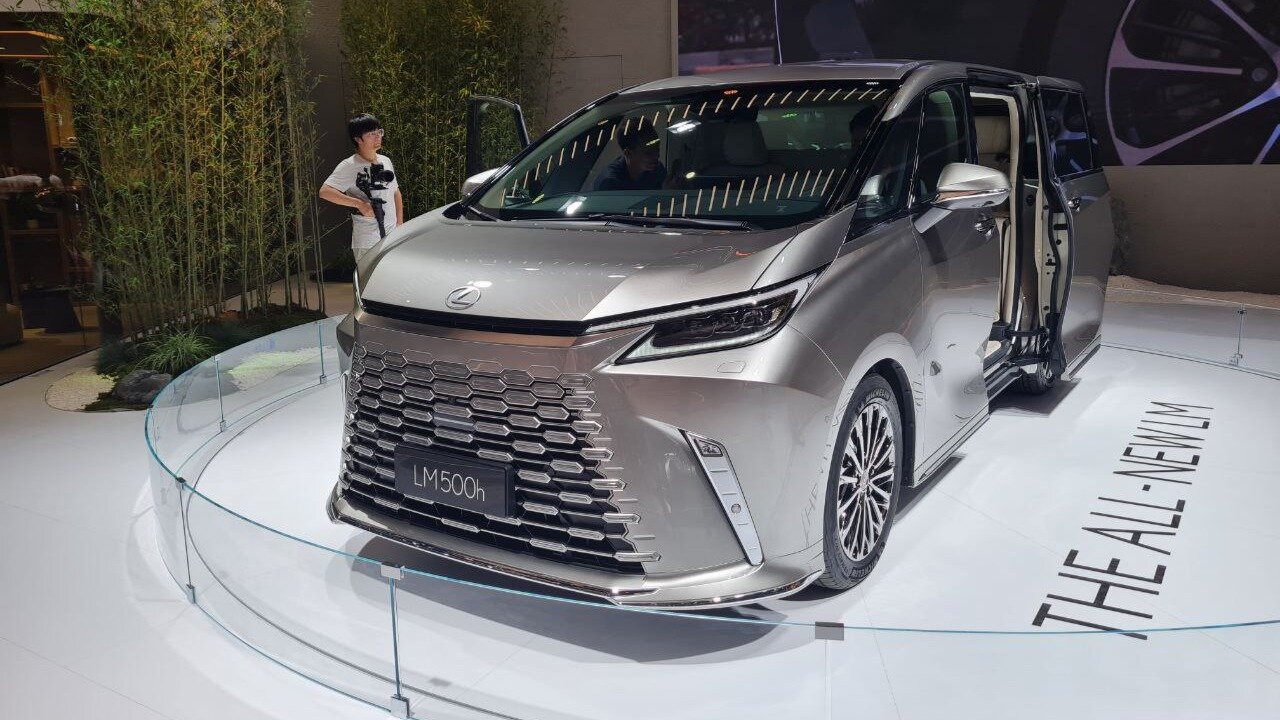 Lexus представил роскошный минивэн LM второго поколения — он стал глобальным