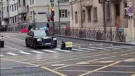 Робот-доставщик не уступил дорогу седану Aurus Senat со спецсигналами