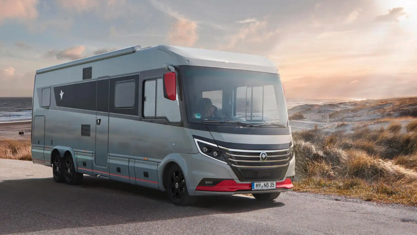 На шасси Mercedes-Benz Sprinter построили трёхосный кемпер с 26 000 вариантов интерьера