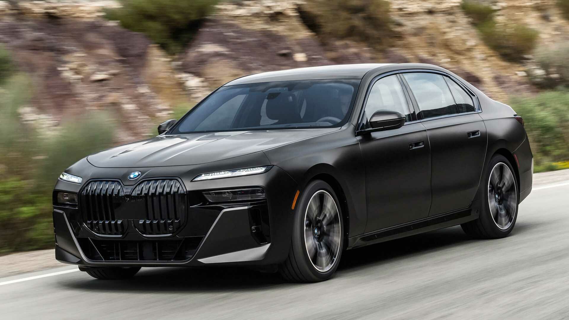 Новый BMW 7 серии: «четырёхглазая» оптика, 31-дюймовый экран и электропривод всех дверей