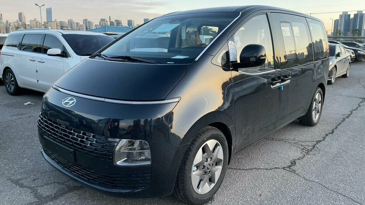 В России появились «космические» минивэны Hyundai: официально их не продают, но купить их можно