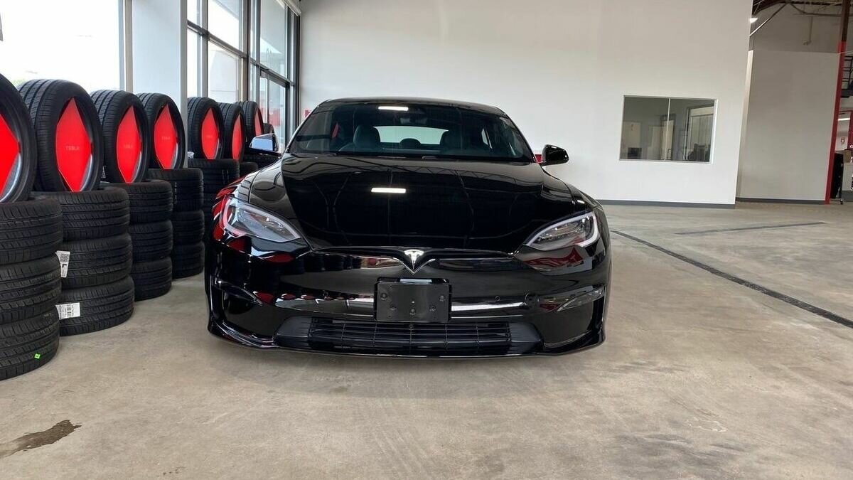 Мощнейшая Тесла со штурвалом появилась в продаже в России: она стоит как BMW M8