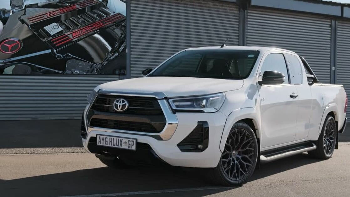 На Toyota Hilux поставили V8 от Mercedes-AMG: теперь это самый сумасшедший пикап в Южной Африке