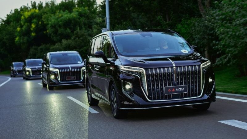 Hongqi в 2024 году привезёт в Россию компактный кроссовер и роскошный минивэн