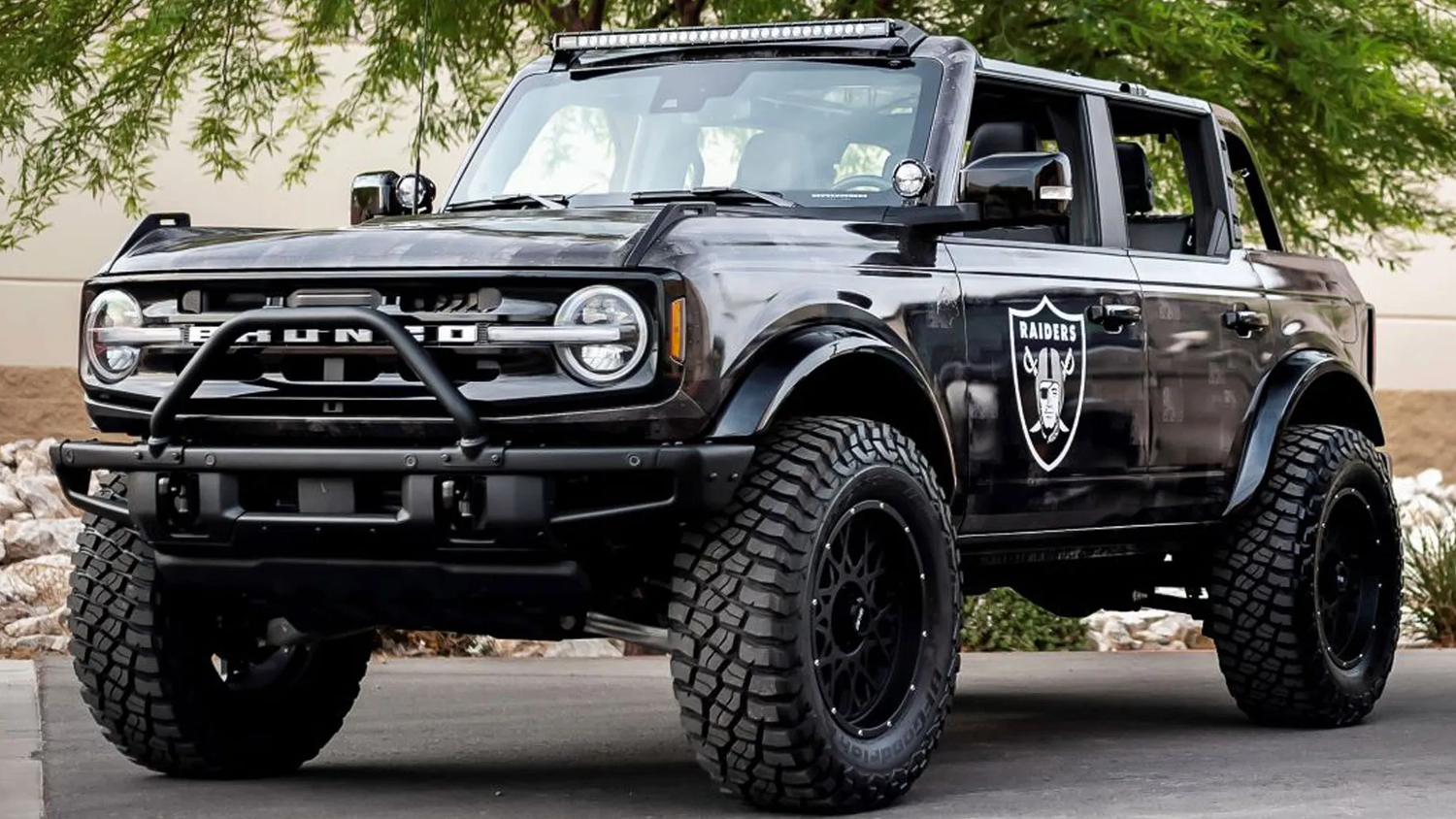 Экстремальный Ford Bronco на очень больших колёсах выставили на торги