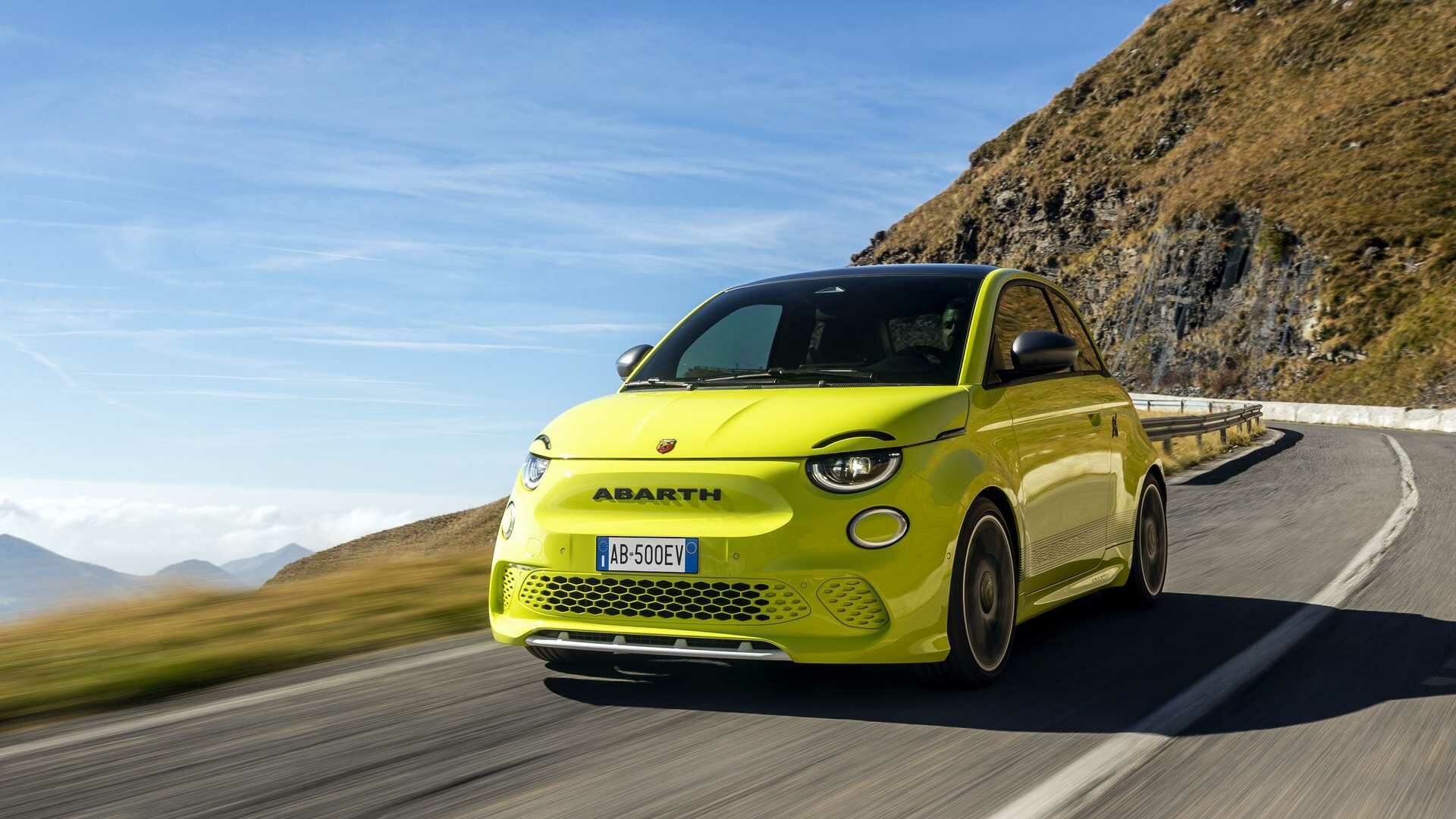 Рассекречен первый электрокар Abarth: он мощнее, динамичнее и громче донорского Fiat 500e