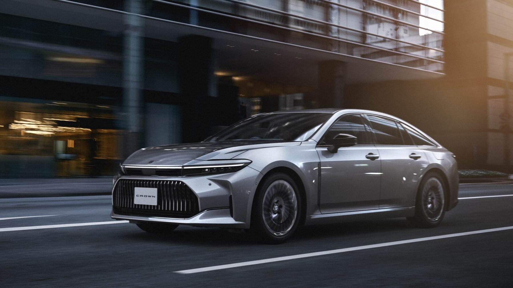 Toyota представила в Японии новый седан Crown