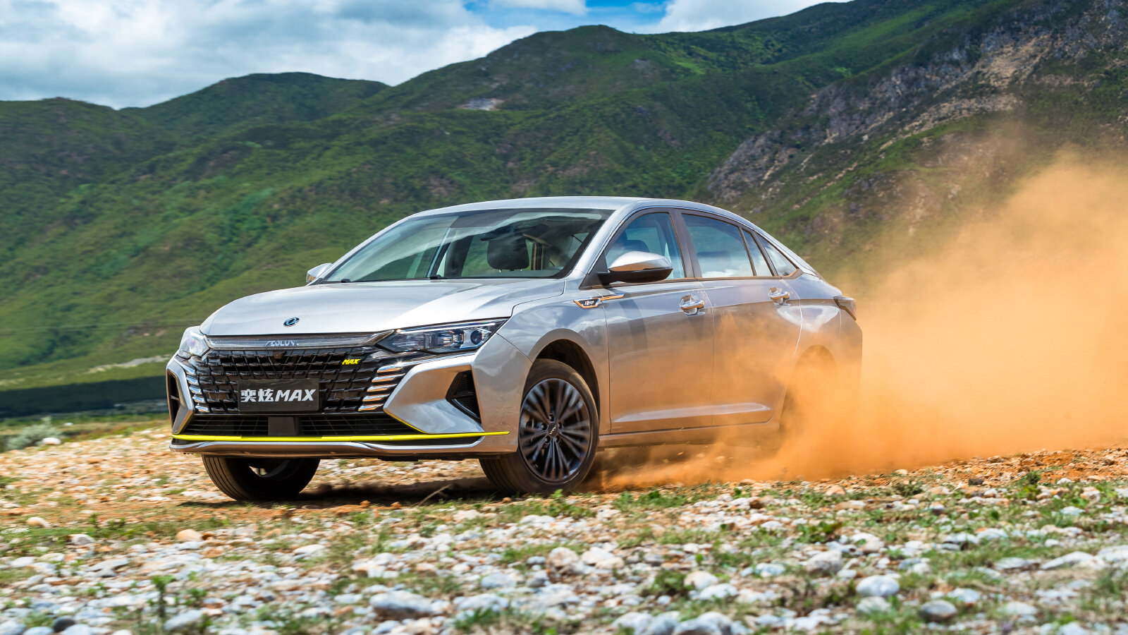 На замену Toyota Camry: пять китайских седанов, которые можно купить в России