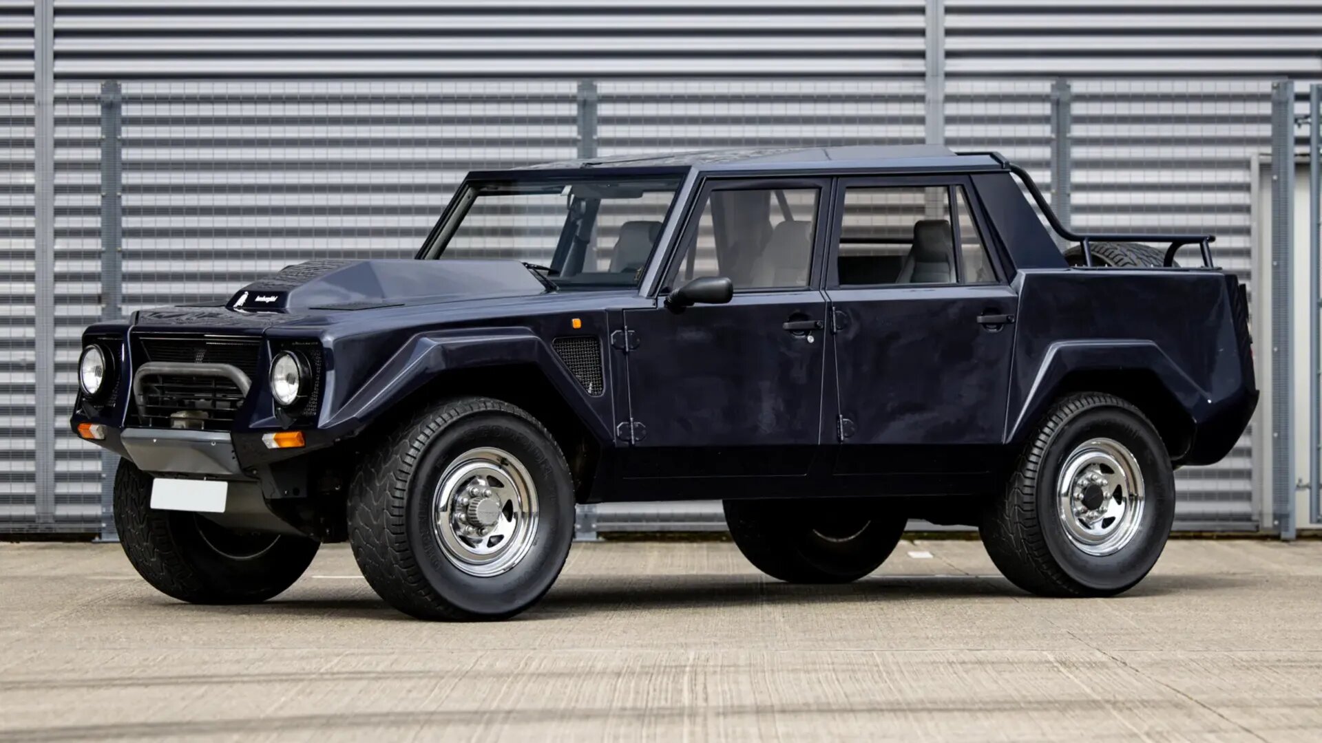 Ранний экземпляр внедорожника Lamborghini LM002 рассчитывают продать на аукционе за 350 тысяч долларов