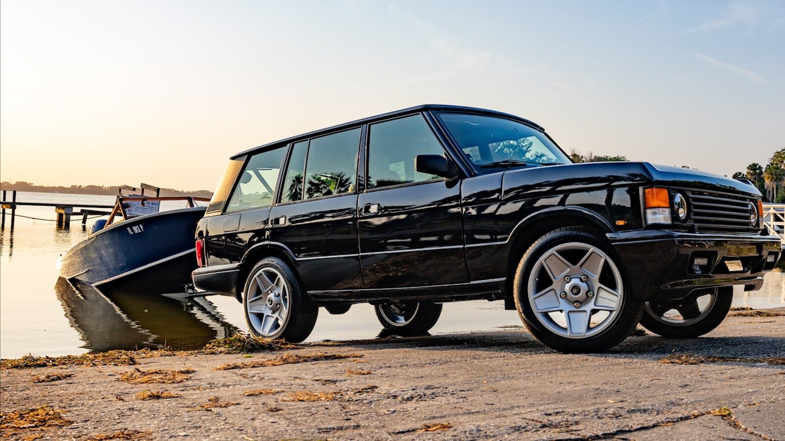 Тюнеры доработали классический Range Rover 460-сильным мотором GM и новой медиасистемой