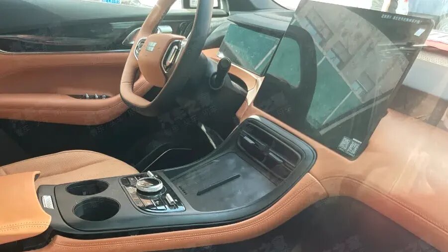 Рассекречен салон гибридного кроссовера Geely Galaxy M7