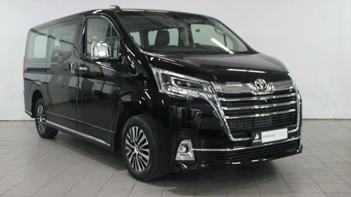 В России начали продавать роскошные минивэны Toyota Granvia, привезённые из Эмиратов